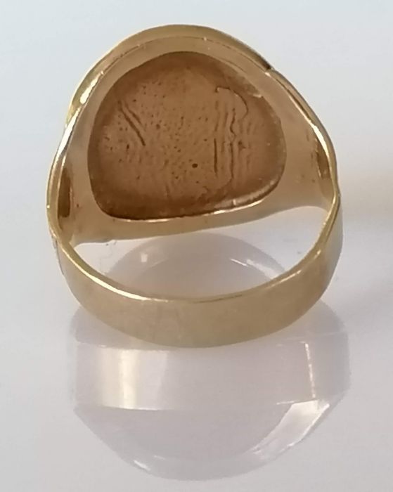 A gold St. Christopher ring and two gold wedding bands with etched decoration, sizes P, N, Q - Image 5 of 5