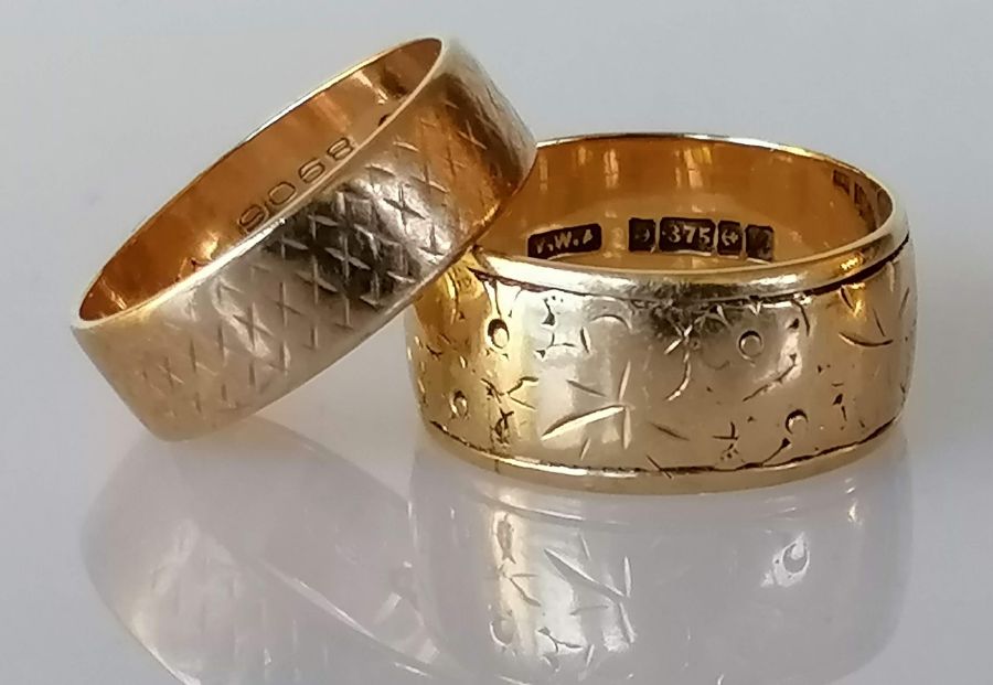A gold St. Christopher ring and two gold wedding bands with etched decoration, sizes P, N, Q - Image 2 of 5