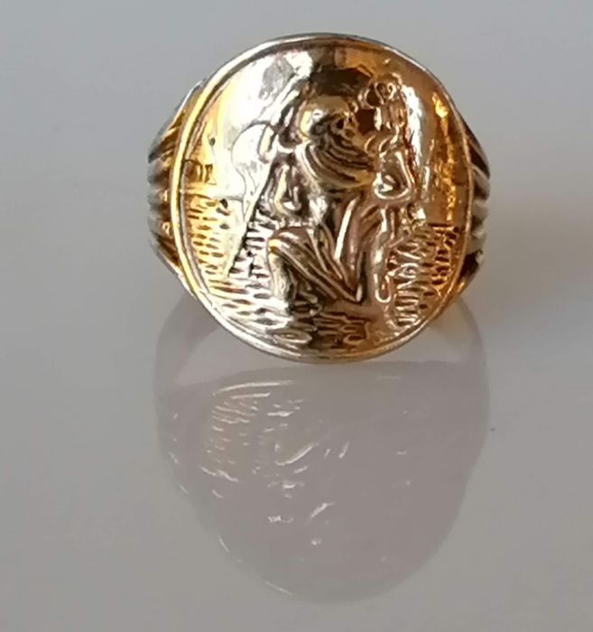 A gold St. Christopher ring and two gold wedding bands with etched decoration, sizes P, N, Q - Image 3 of 5