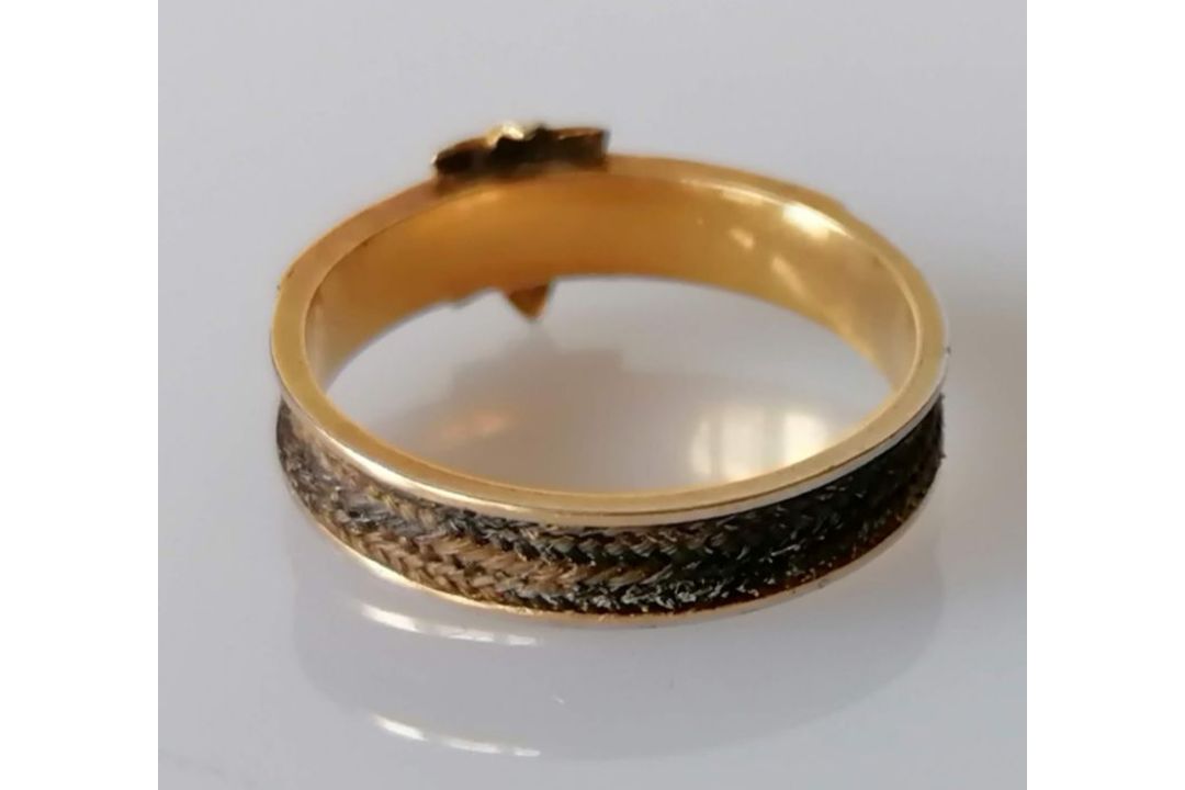 A Victorian gold mourning ring with pearl-set and enamel decoration, surrounded by plaited hair, unm - Image 3 of 4