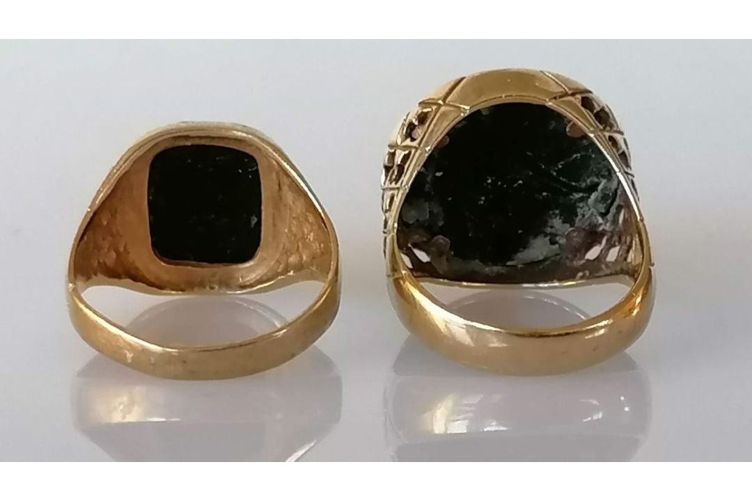 Two gold signet rings with onyx decoration, one with pierced shank, both hallmarked 9ct gold, sizes - Image 2 of 2