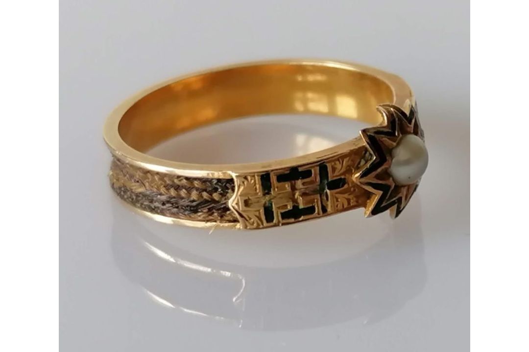 A Victorian gold mourning ring with pearl-set and enamel decoration, surrounded by plaited hair, unm - Image 4 of 4