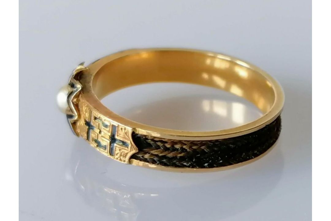 A Victorian gold mourning ring with pearl-set and enamel decoration, surrounded by plaited hair, unm - Image 2 of 4