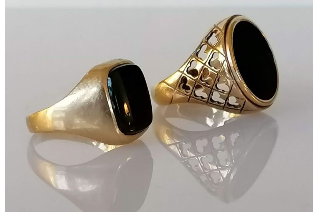 Two gold signet rings with onyx decoration, one with pierced shank, both hallmarked 9ct gold, sizes - Image 1 of 2