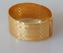An Italian 18ct yellow gold honeycomb cuff bracelet, stamped 750, 19.5 cm, 56g