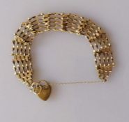 A yellow gold gate-link bracelet with heart clasp, hallmarked 9ct, 13 cm, 12.2g