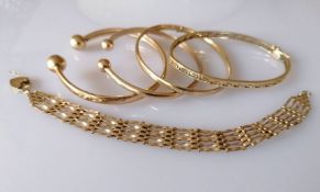 A 9ct yellow gold gate-link bracelet with heart padlock clasp, hallmarked, 16 cm;