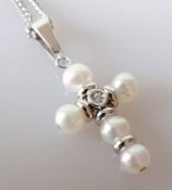 An 18ct white gold crucifix pendant and chain with pearl and diamond-set decoration, 43 cm, 5g