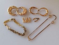 An assortment of 9ct gold jewellery to include two pairs of earrings, two bracelets and two charms