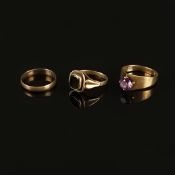 Konvolut aus 3 Ringen, 333/8K Gelbgold, punziert, 6,7g, bestehend aus einem Bandring, Größe 56, ein