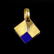 Anhänger, 333/8K Gelbgold (punziert), 6,1g rechteckige Form, mittig kleiner Diamant, darunter klein