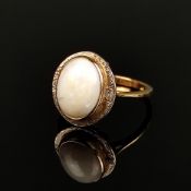 Opal-Ring, 750/18K Gelbgold (punziert), 4,1g, weißer Opalcabochon mit schönem Farbenspiel (kleiner 