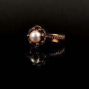Antikisierender Perl Ring, 585/14K Gelbgold (punziert), 3,42g, mittig blumenförmig eingefasste Perl