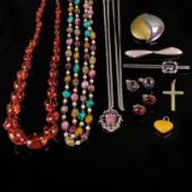 Modeschmuck-Konvolut, 12 Teile, bestehend aus Kette mit polychromen Farbsteinen, Ringverschluss, Lä