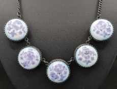 Porzellan-Kette, Mittelteil mit 5 Elementen, diese mit violetten Blüten verziert, Länge 48cm
