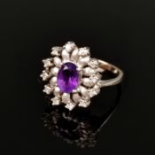 Amethyst Ring mit kleinen Diamanten, 585/14K Weißgold (punziert), 4,9g, mittig ovaler facettierter 