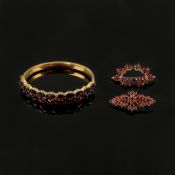 Granatschmuck Set, 3 Teile, Armreif, Norm-Gold (punziert), 20,57g, schauseitig besetzt mit oval fac