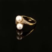 Perl-Diamant-Ring, 585/14K Gelbgold (punziert), 3,62g, Ringkopf versetzt gearbeitet und mit zwei Pe