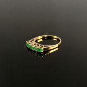 Smaragd-Goldring, 585/14K Gelbgold (punziert), 2,02g, schauseitig mit 5 Smaragden besetzt, 2,8mm im