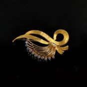 Saphir-Diamant-Brosche, 750/18K Gelbgold (punziert), 8,06g, ausgefallene Brosche aus geschwungenen 