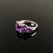 Amethyst Ring, Silber 925 (punziert), 4,1g, besetzt mit sieben oval- und tropfenförmig facettierten