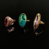 Drei Ringe, 333/8K und 585/14K Rot-/Gelbgold (alle punziert), bestehend aus einem Ring mit ovalem T