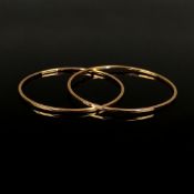 Zwei Armreifen, 750/18K Gelbgold (punziert), 23,7g, gekantet gearbeitet, Breite je Reif ca. 1,94mm,