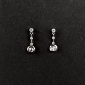 Feine Diamant Ohrringe, 750/18K Weißgold (punziert), 2,5g, Stecker mit je einem abgehängten Element