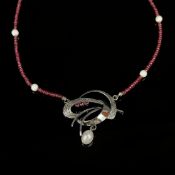 Rubin Perlcollier, Silber 835, Gesamtgewicht 17,6g, Goldschmiedearbeit in Silber, verschlungenes Mi