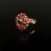 Feiner Granatring, 333/8K Gelbgold (punziert), Gesamtgewicht 4,18g, runder gestufter Aufbau mit ins