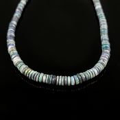 Schwarz-Opalcollier, 585/14K Gelbgold (getestet), Gesamtgewicht 17,8g, gefertigt aus linsenförmigen