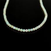 Feine Opal-Kugelkette, 750/18K Gelbgold (getestet), Gesamtgewicht 8,7g, Verschluss fein ausgearbeit