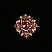 Antike Granat Brosche, 333/8K Gelbgold (getestet), Gesamtgewicht 7,9g, getreppte, durchbrochen gear