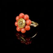 Feiner Korallen-Ring, 585/14K Gelbgold (punziert), 4,22g, Ringkopf blütenförmig mit Korallenkugeln 