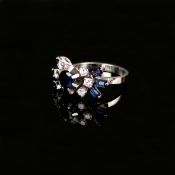 Saphir-Diamant-Ring, 585/14K Weißgold (getestet), 6,37g, mittig mit einem rund facettierten Saphir 