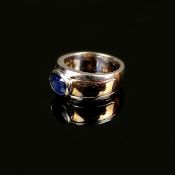 Saphir-Bicolor-Ring, 585/14K Gelb- und Weißgold (punziert), 13,22g, mittig oval facettierter Saphir