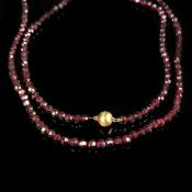 Lange Granat-Kette, Kugelschließe aus 750/18K Gelbgold (punziert), Gesamtgewicht 68,85g, Kette aus 