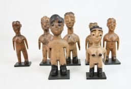 SIEBEN AFRIKANISCHE SKULPTUREN aus Holz