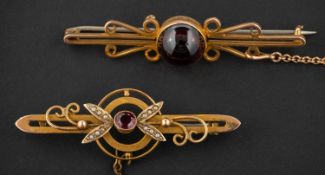 Two openwork, garnet brooches, both stamped '9CT', length ca. 5-5.3cm, total weight ca. 8.7gms.