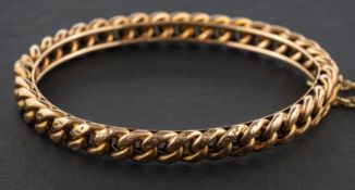 A curb-link hinged bangle, inner diameter ca. 5.3cm, total weight ca. 14.4gms.