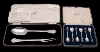 A pair of George V silver salad servers, maker Thomas Bradbury & Sons Ltd, London,