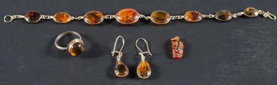 A pressed amber, spectacle set bracelet and pair of earrings,