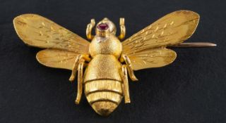 A bee brooch, with round, mixed cut ruby, stamped '15CT', total length ca. 3.8cm, total weight ca.