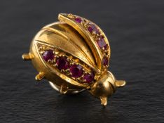 A ruby ladybird brooch, stamped '750', with screw fastening, length ca. 1.4cm, total weight ca. 2.