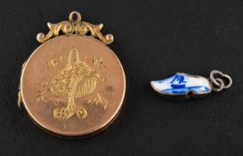 A locket pendant with engraved floral decoration, length ca. 2.7cm, weight ca. 3.