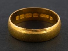 A 22ct gold band ring, with hallmarks for Birmingham, 1926, ring size P, total weight ca. 4.4gms.