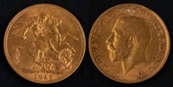 A George V gold sovereign coin, dated 1915, diameter ca. 22mms, total weight ca. 7.9gms.