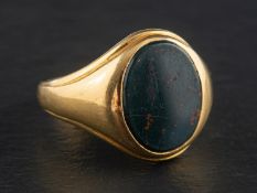 A bloodstone signet ring, length of ring head ca. 1.5cm, ring size N1/2, total weight ca. 7gms.