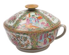 A Canton chamber pot and cover with gilt finial and side handle, Qing Dynasty, 27cm.