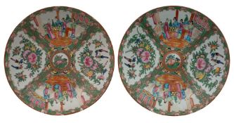 A pair of Canton small chargers of shallow circular form, Qing Dynasty, 29cm.